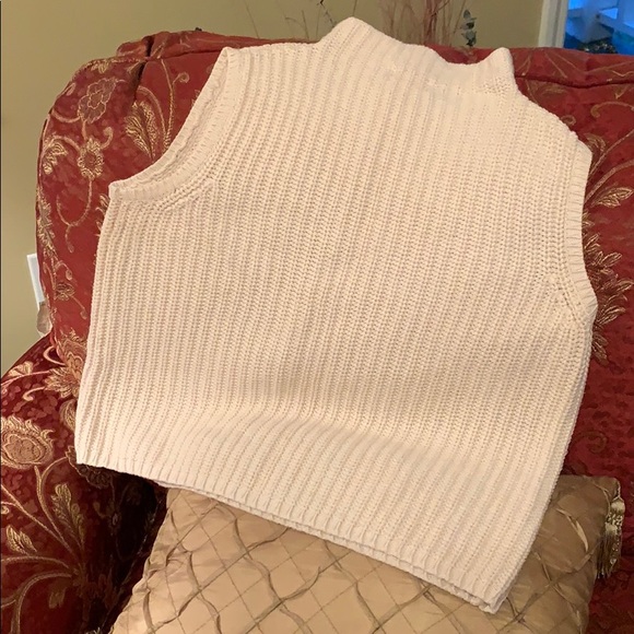 Cute crop sleeveless sweater - Picture 2 of 3